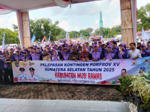 Bupati Hj Ratna Mahcmud berfoto bersama kontingen Musi Rawas 